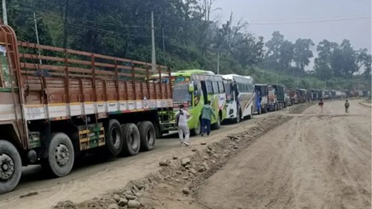 पूर्वपश्चिम राजमार्गको दाउन्नेमा सडक अवरुद्ध