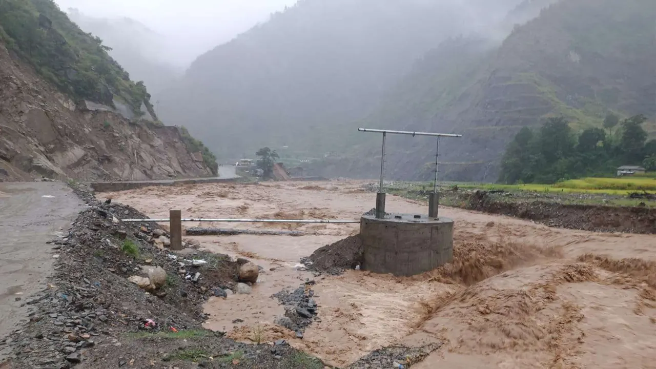 कोशी र बागमतीका १९ ठाउँमा सडक अवरुद्ध