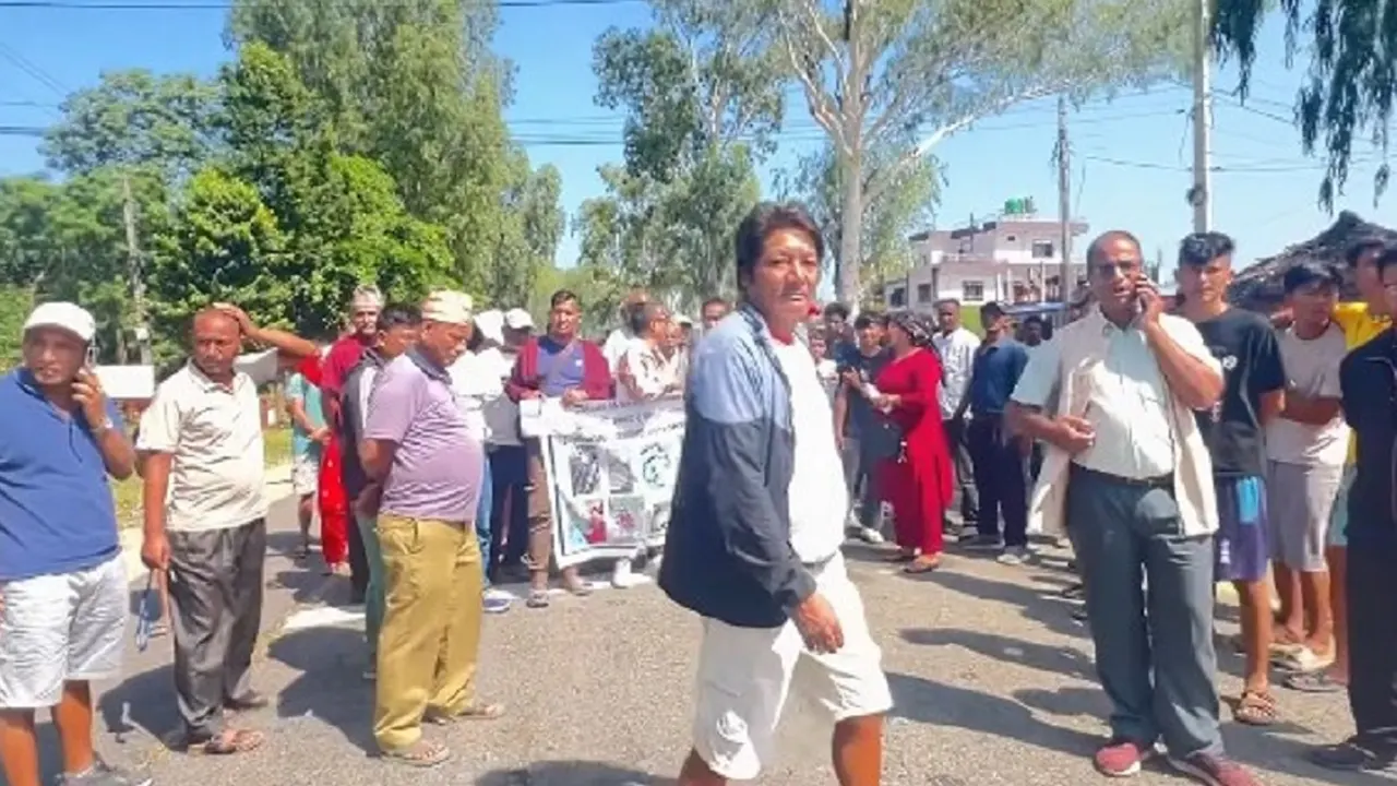 बस दुर्घटनाका घाइतेले उपचार नपाएपछि बर्दिबासमा यातायात बन्द