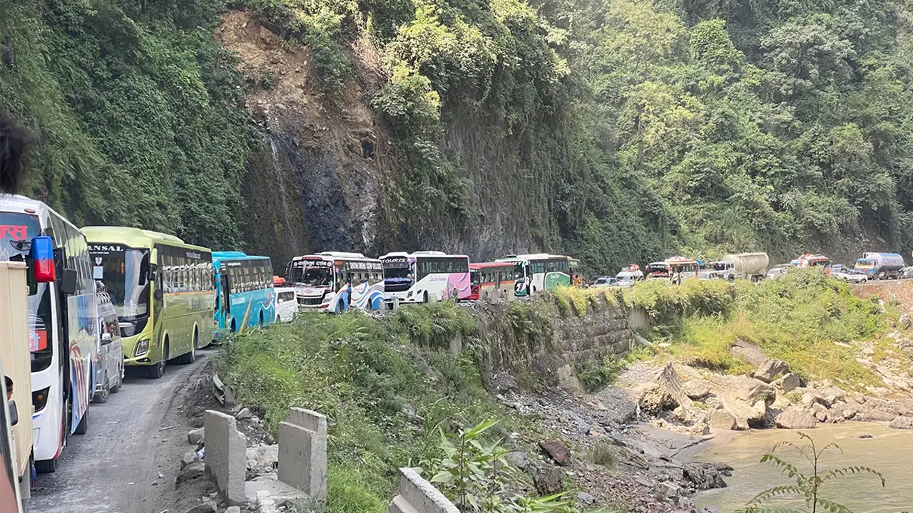 मुग्लिन–नागढुंगा सडकमा सवारी जाम
