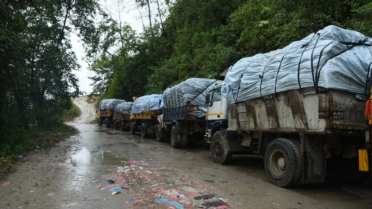Vehicles carrying garbage to Bancharedanda stopped on the road फोहोर बोकेर बञ्चरेडाँडा हिँडेका गाडी बाटोमै रोकिए