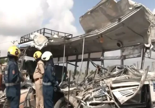 भारतमा बस र ट्रक ठोक्किंदा २० जनाको मृत्यु