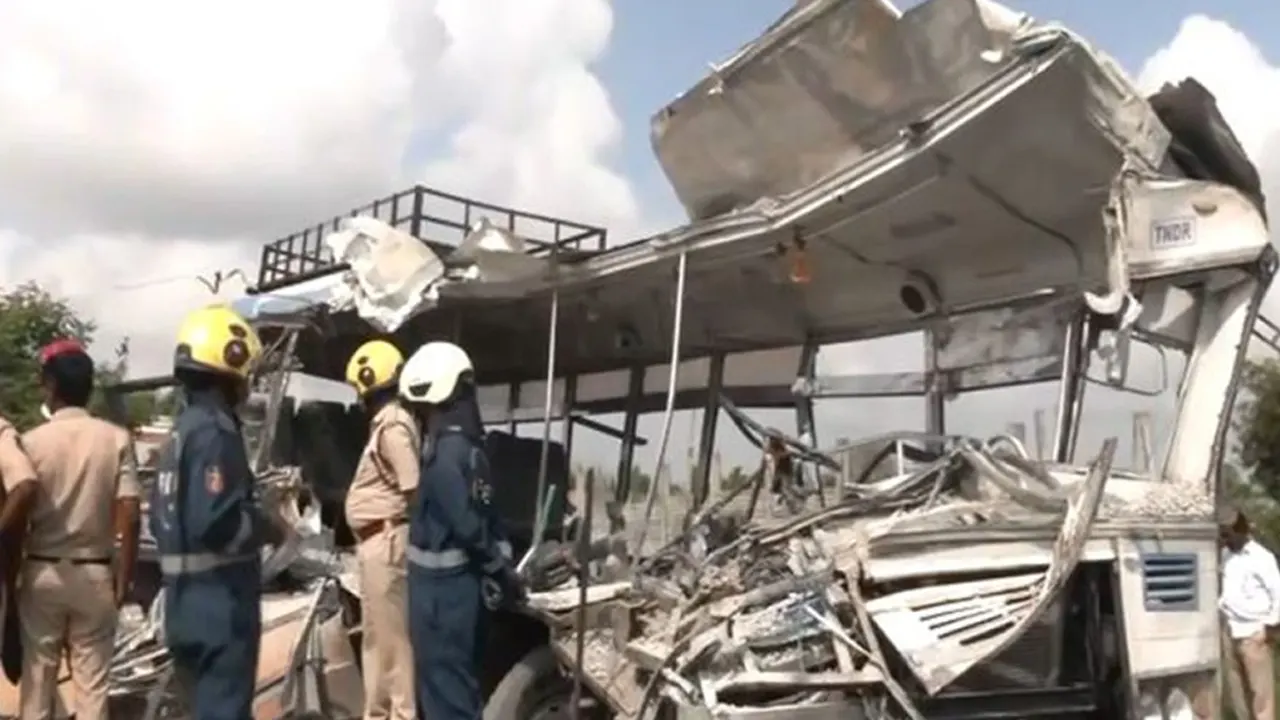 भारतमा बस र ट्रक ठोक्किंदा २० जनाको मृत्यु