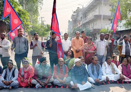 ७ दलीय गठबन्धनका सांसदले दिए सडकमा धर्ना