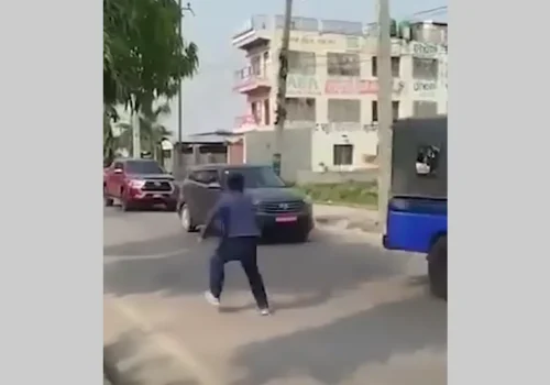 महेश बस्नेत सवार गाडीमा युवाले छ्यापे रातो मसी