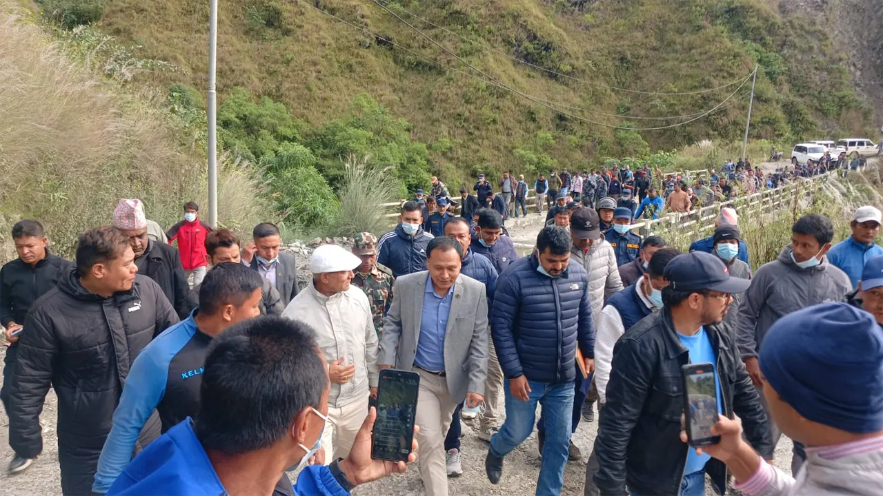 मन्त्री घिसिङको आग्रह स्वीकार्दै १५ दिनलाई खुल्ला बन्चरेडाडाँ ल्यानफिल्ड साइड , माग पुरा नभए फेरि बन्द गर्ने स्थानियको चेतावनी