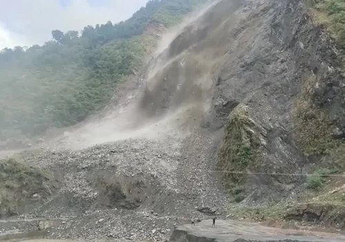 सुख्खा पहिरोका कारण ३ दिनदेखि बिपी राजमार्ग अवरुद्ध