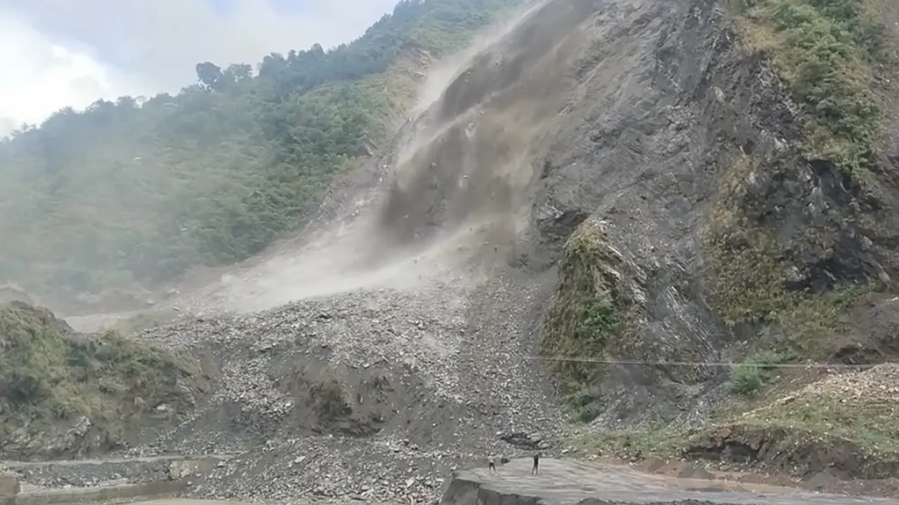 सुख्खा पहिरोका कारण ३ दिनदेखि बिपी राजमार्ग अवरुद्ध