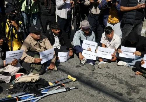 एमालेको कार्यक्रम रोक्न जेनजी आन्दोलनका घाइतेहरु बसे धर्ना