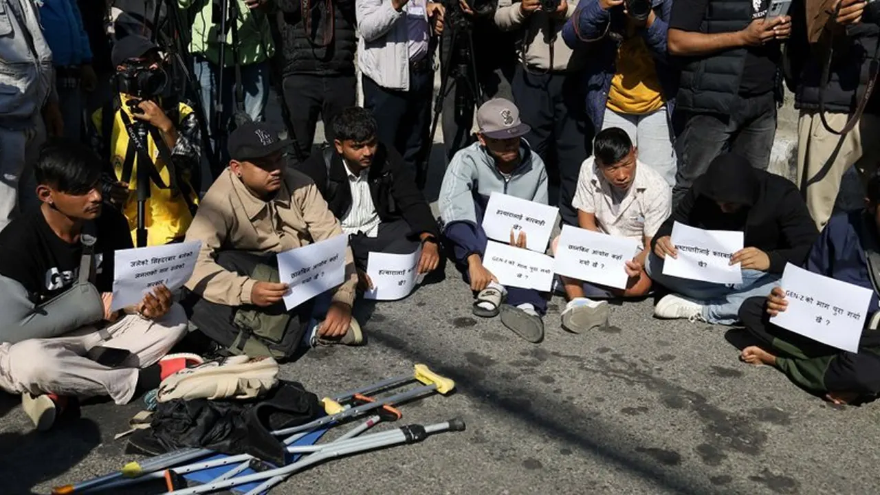 एमालेको कार्यक्रम रोक्न जेनजी आन्दोलनका घाइतेहरु बसे धर्ना