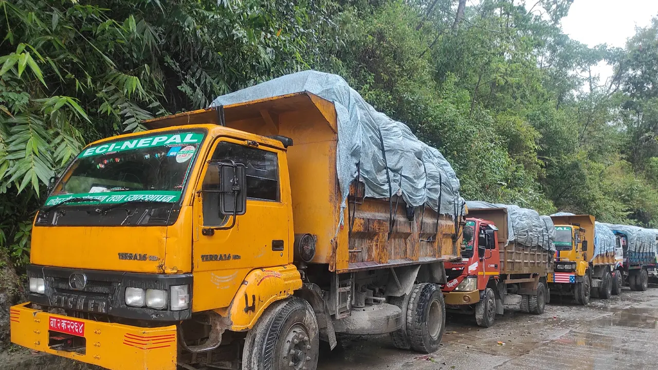 रोकियो काठमाडौँको फोहोर विसर्जन, २५० गाडी रोकिए