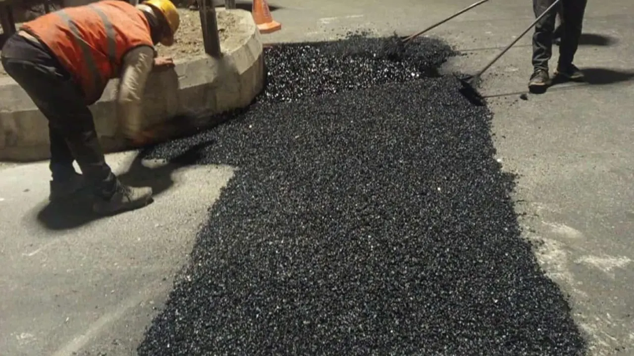 कुलमान घिसिङको निर्देशन लगतै हिउँदमै पुर्न थालियो काठमाडौंका सडकका खाल्डा