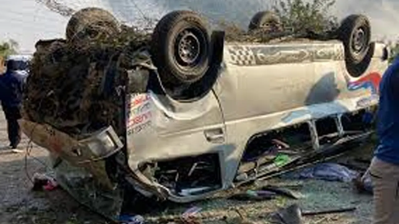 धनकुटामा माइक्रोबस दुर्घटना, १ जनाको मृत्यु, १४ घाइते