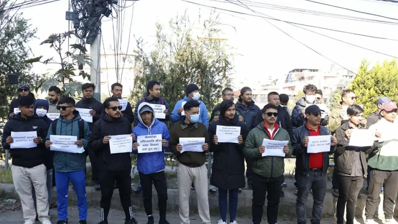 एन्फा गेट अगाडि ए डिभिजन क्लबको शान्तिपुर्ण प्रदर्शन