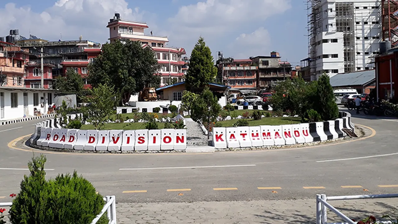सडक डिभिजन कार्यालय काठमाडौंले तोड्यो २५ रुग्ण ठेक्का