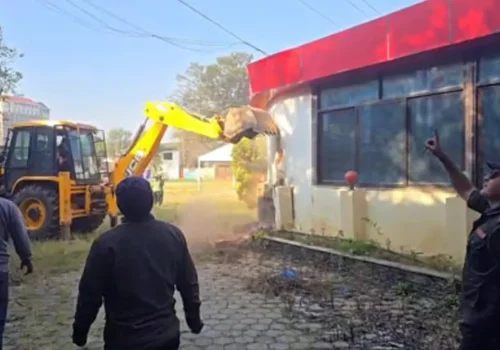 पूर्व ऊर्जामन्त्री  खड्काले  स्काउटको जग्गामा बनाएका संरचनामा महानगरले चलायो डोजर