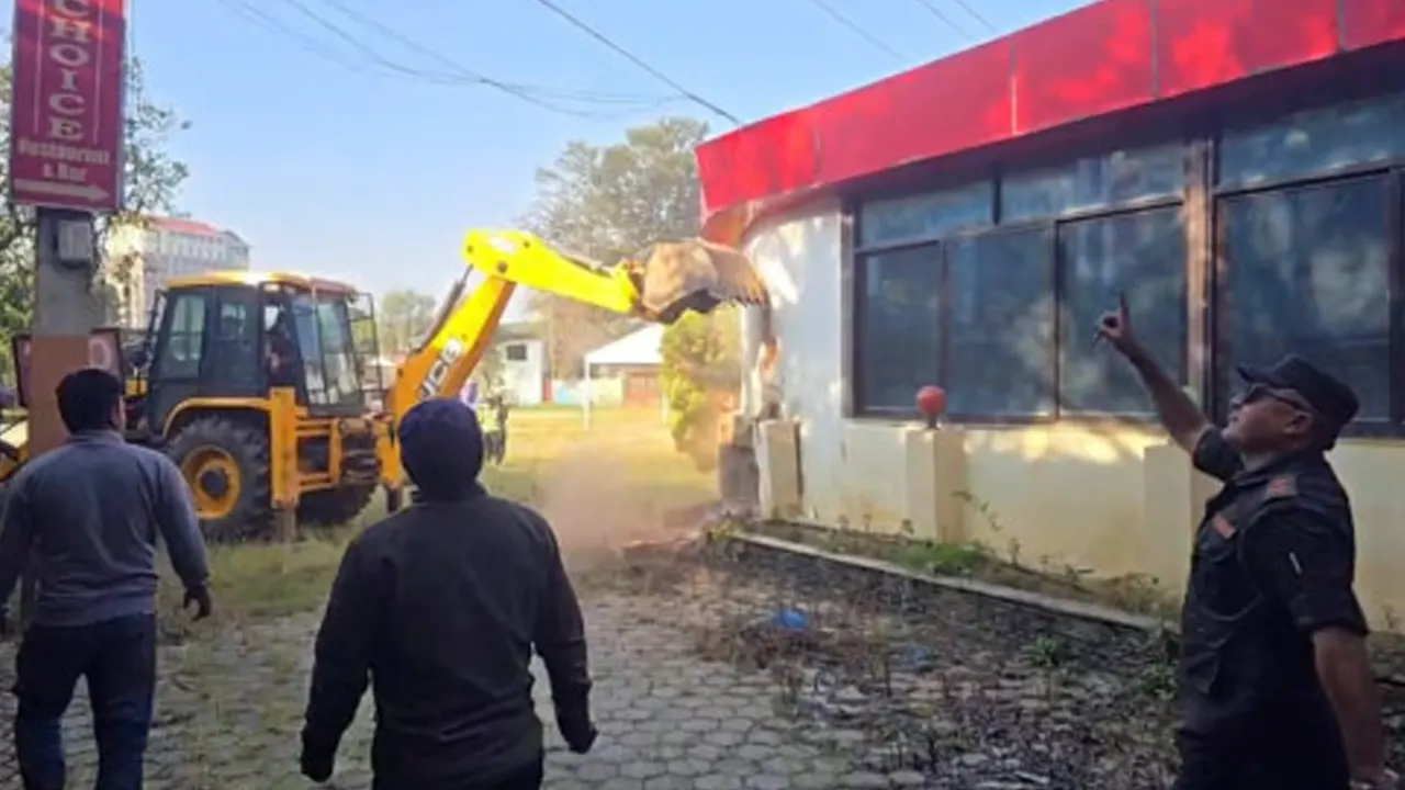 पूर्व ऊर्जामन्त्री  खड्काले  स्काउटको जग्गामा बनाएका संरचनामा महानगरले चलायो डोजर