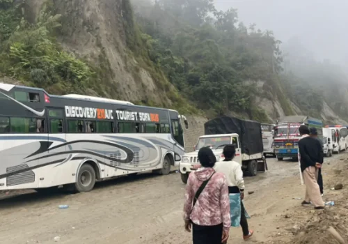 दाउन्ने खण्डमा सवारी जाम, यात्रु मर्कामा