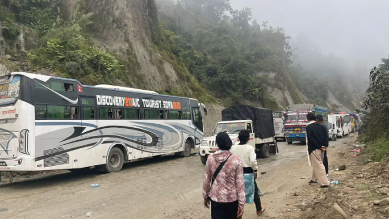 दाउन्ने खण्डमा सवारी जाम, यात्रु मर्कामा