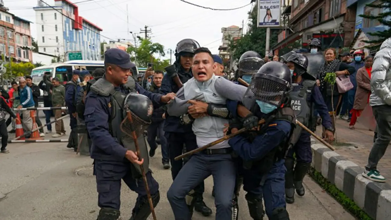 माइतीघरमा प्रदर्शन गर्न गएका युवक पक्राउ