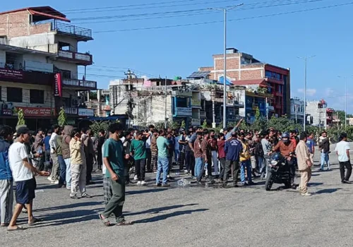 कर्फ्यू उल्लङ्घन गर्दै सिमरा बजार क्षेत्रमा युवाको प्रदर्शन