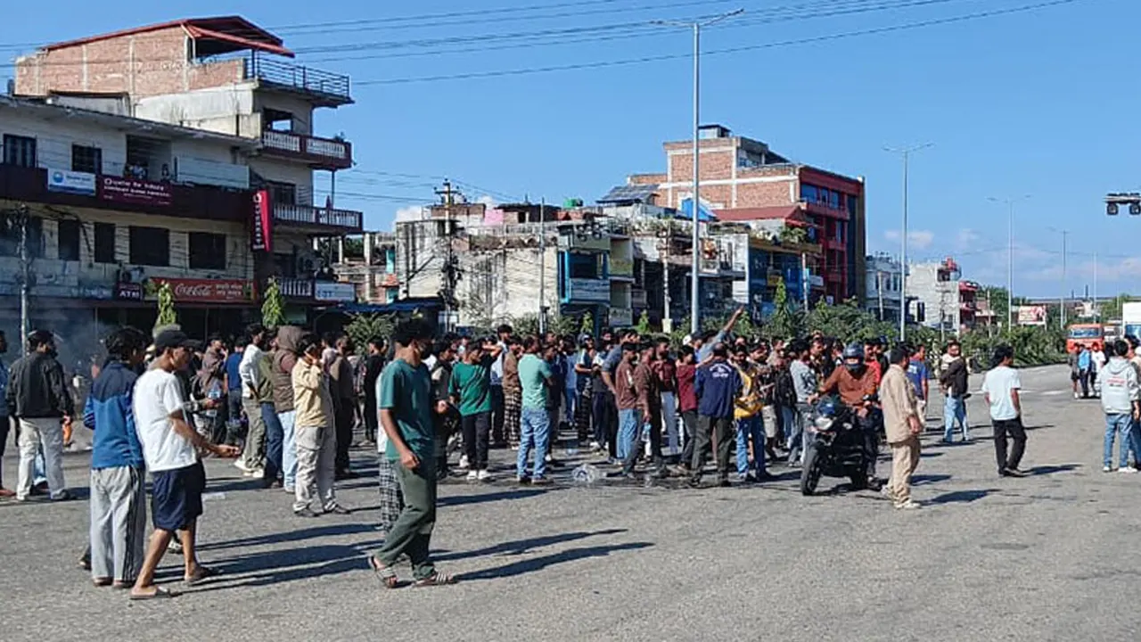 कर्फ्यू उल्लङ्घन गर्दै सिमरा बजार क्षेत्रमा युवाको प्रदर्शन