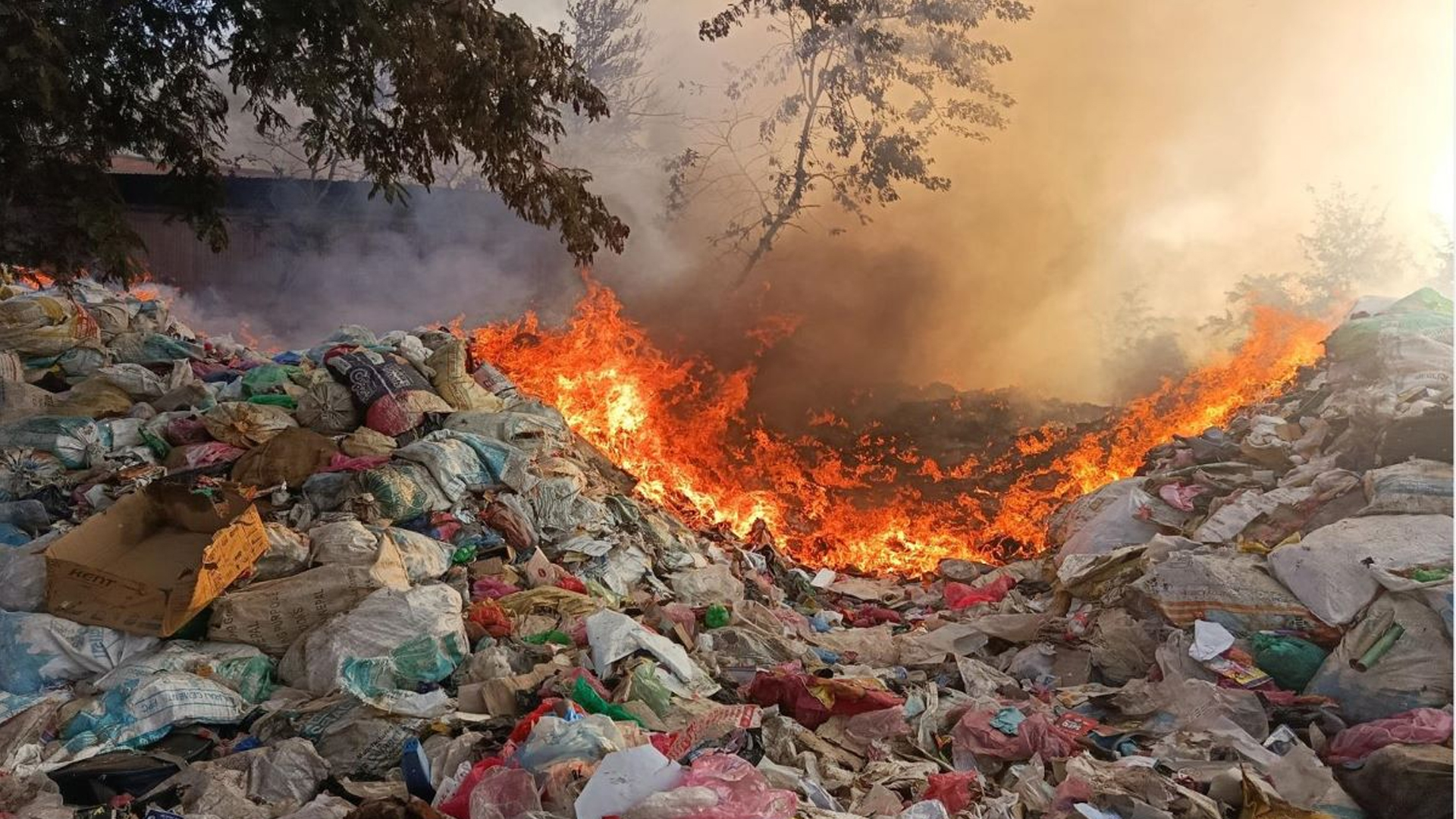 फोहर व्यवस्थापन केन्द्रमा आगलागी हुँदा लाखौँको क्षति