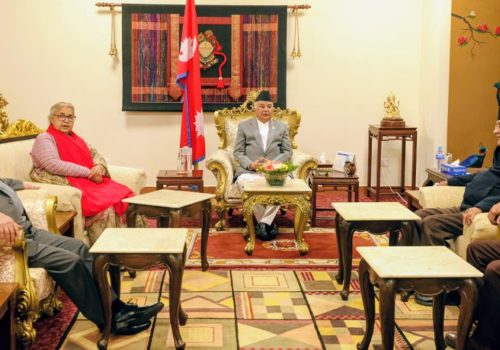 राष्ट्रपति र प्रधानमन्त्रीले तीन दलका शीर्ष नेताहरुसँग छलफल गरे