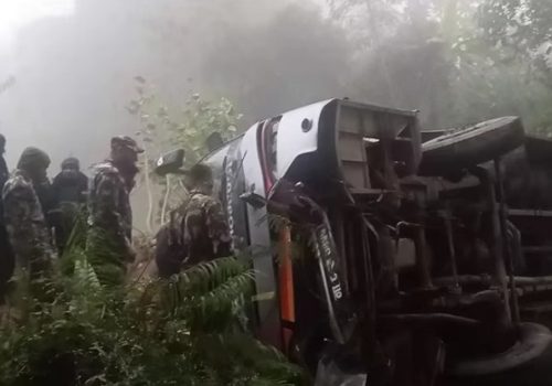 दाङमा बस पुलबाट खसेर दुर्घटना हुँदा २२ जना घाइते