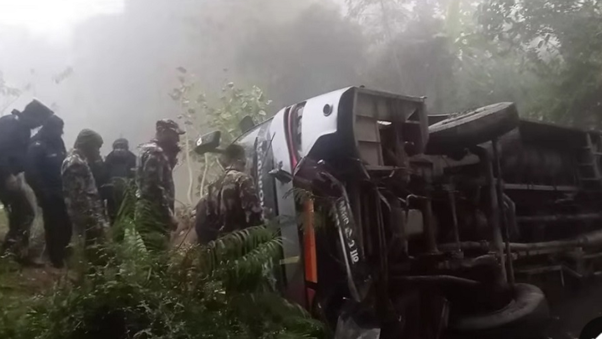 दाङमा बस पुलबाट खसेर दुर्घटना हुँदा २२ जना घाइते