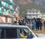 जनार्दन शर्मालाई नेपाली कम्युनिस्ट पार्टीका कार्यकर्ताले देखाए कालोझण्डा