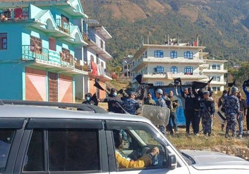 जनार्दन शर्मालाई नेपाली कम्युनिस्ट पार्टीका कार्यकर्ताले देखाए कालोझण्डा