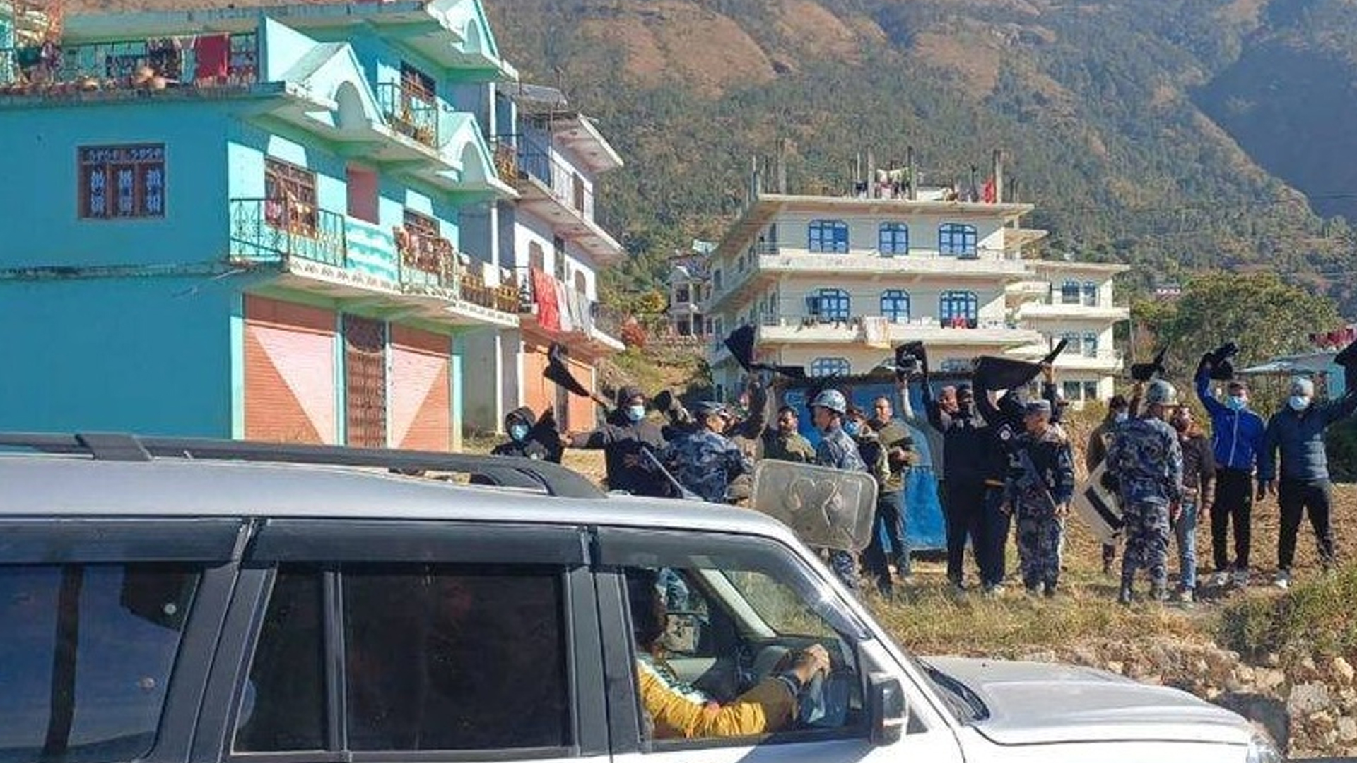 जनार्दन शर्मालाई नेपाली कम्युनिस्ट पार्टीका कार्यकर्ताले देखाए कालोझण्डा