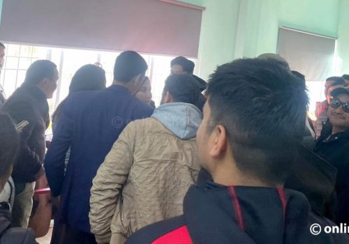 च्यासलमा एमाले कार्यकर्ताबीच हात हालाहाल