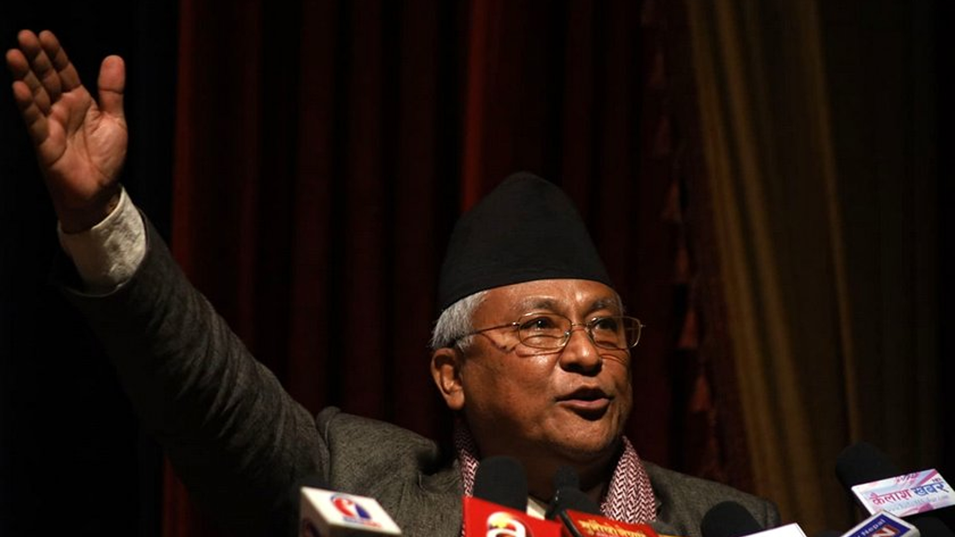 पद नपाएको भन्दै नेताहरूले केपी ओलीको साथ छाडे