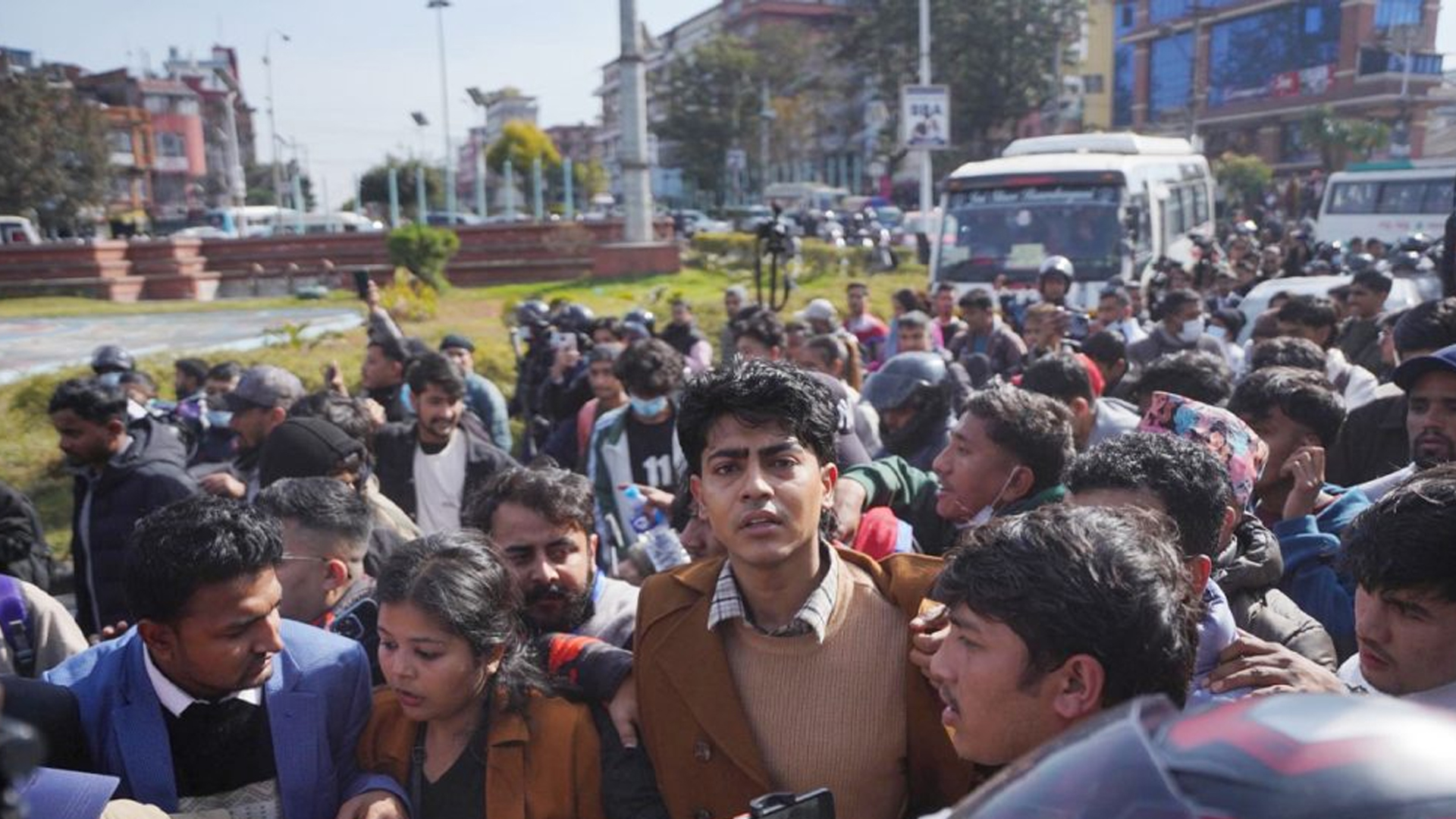 प्रदर्शन गर्न गएका जेनजीहरुलाई प्रहरीले रोक्यो