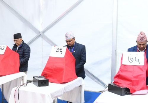 भोट खसाल्न लगाए ४० मिनेट ओली र पोखरेलले