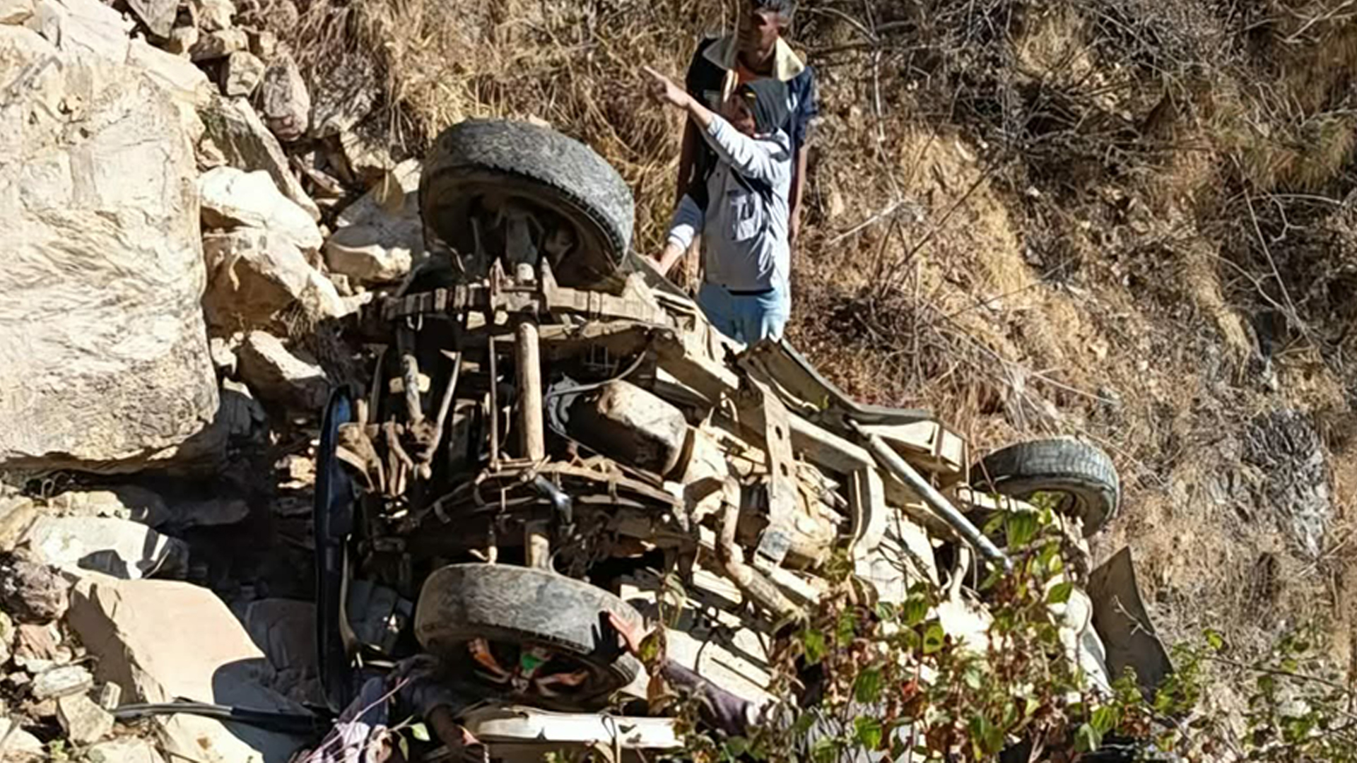 बैतडीमा बोलेरो जिप दुर्घटना हुदाँ घटनास्थलमै तीन जनाको मृत्यु