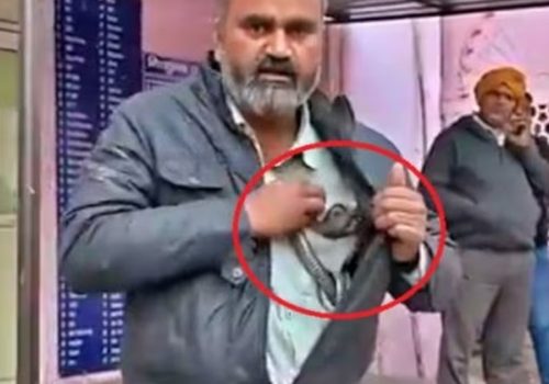 भारतमा एक व्यक्ति आफूलाई डस्ने सर्प जिउँदै बोकेर उपचारका लागि अस्पताल पुगे