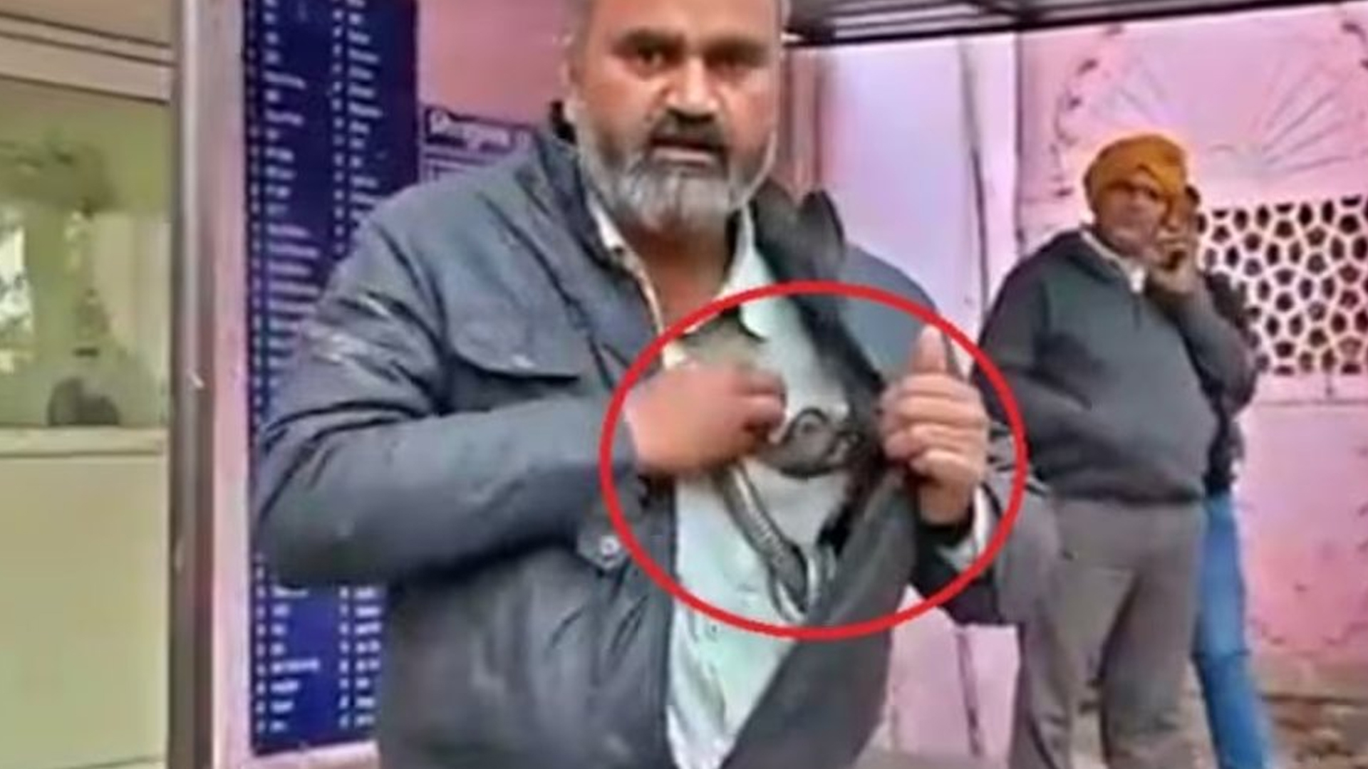 भारतमा एक व्यक्ति आफूलाई डस्ने सर्प जिउँदै बोकेर उपचारका लागि अस्पताल पुगे