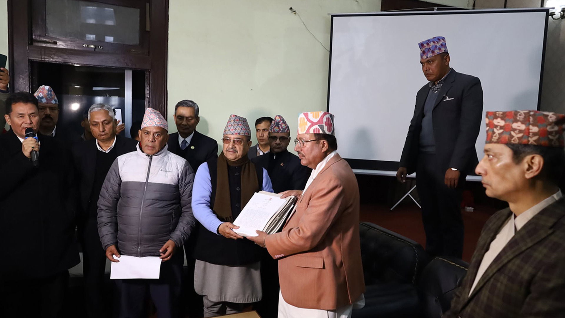 निर्वाचन आयोगले देउवा समूहलाई भन्यो विधि र पद्धति भन्दा बाहिर गएर निर्णय नहुने