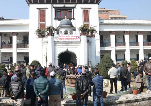 निर्वाचन आयोगमा कांग्रेस नेता कार्यकर्ताको भीड
