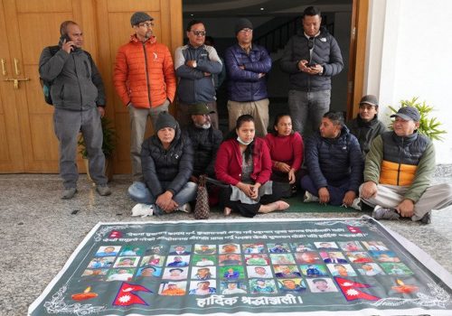 प्रधानमन्त्री कार्यालयमा धर्ना बस्दै जेन–जी सहिद परिवार