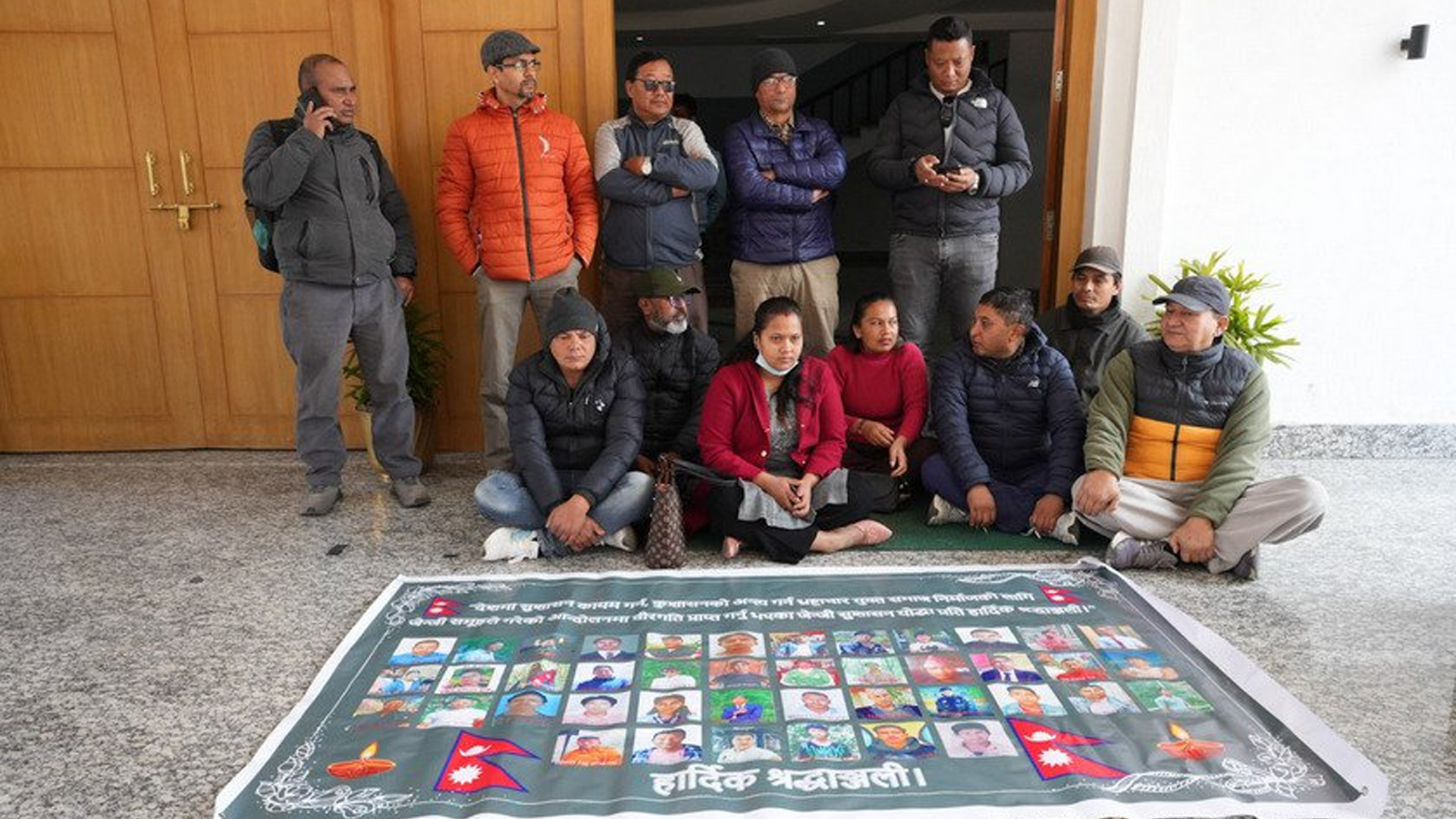 प्रधानमन्त्री कार्यालयमा धर्ना बस्दै जेन–जी सहिद परिवार