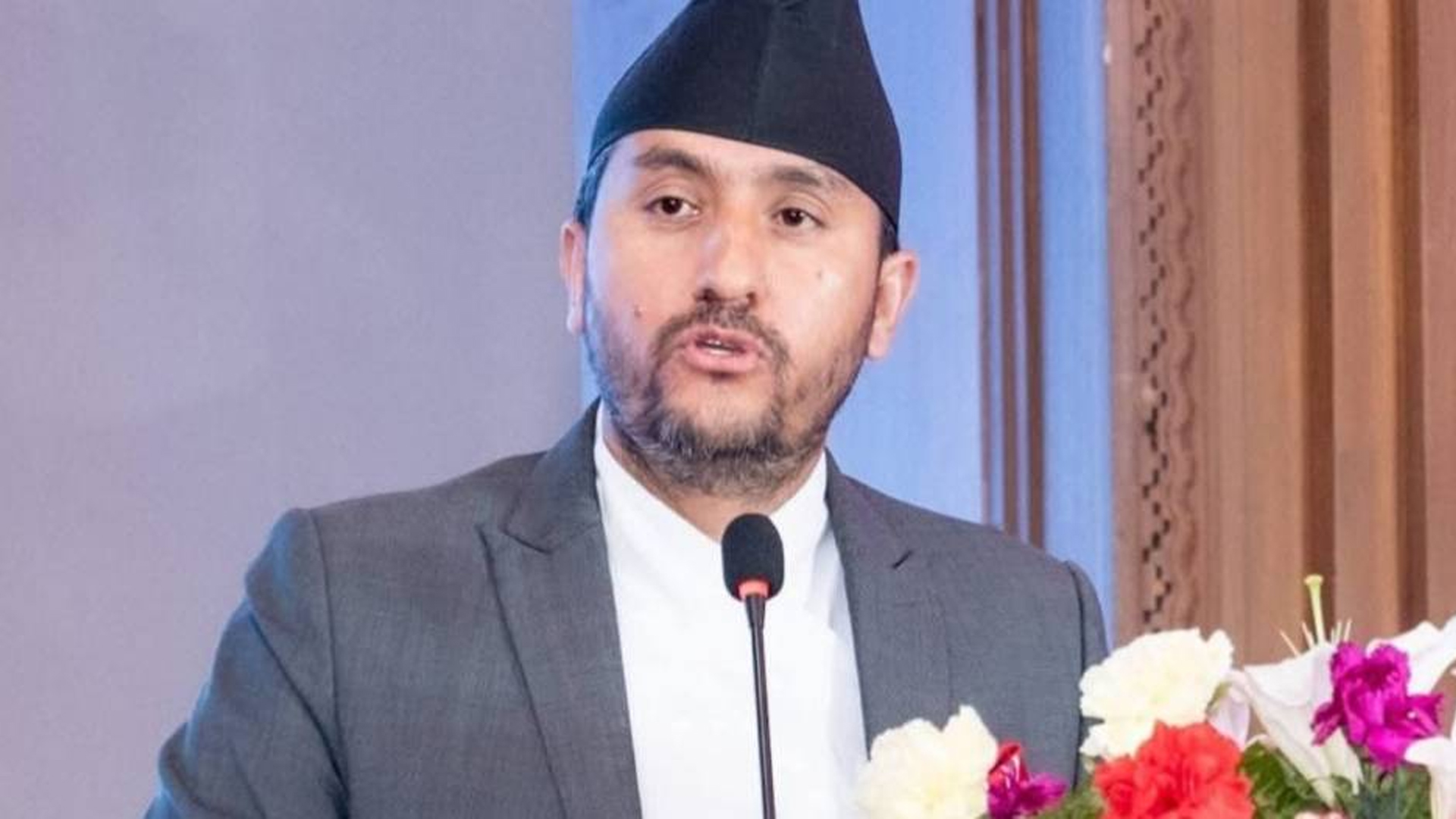 राजीनामा दिँदै सञ्चारमन्त्री