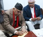 केपी शर्मा ओली प्रतिनिधि सभा झापा क्षेत्र ५ को लागि मनोनयन दर्ता गराउदै