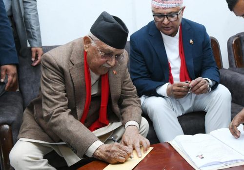 केपी शर्मा ओली प्रतिनिधि सभा झापा क्षेत्र ५ को लागि मनोनयन दर्ता गराउदै