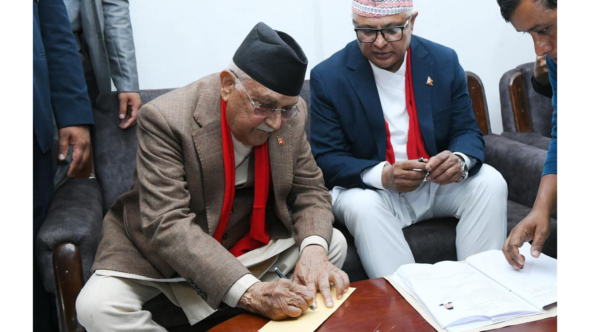 केपी शर्मा ओली प्रतिनिधि सभा झापा क्षेत्र ५ को लागि मनोनयन दर्ता गराउदै