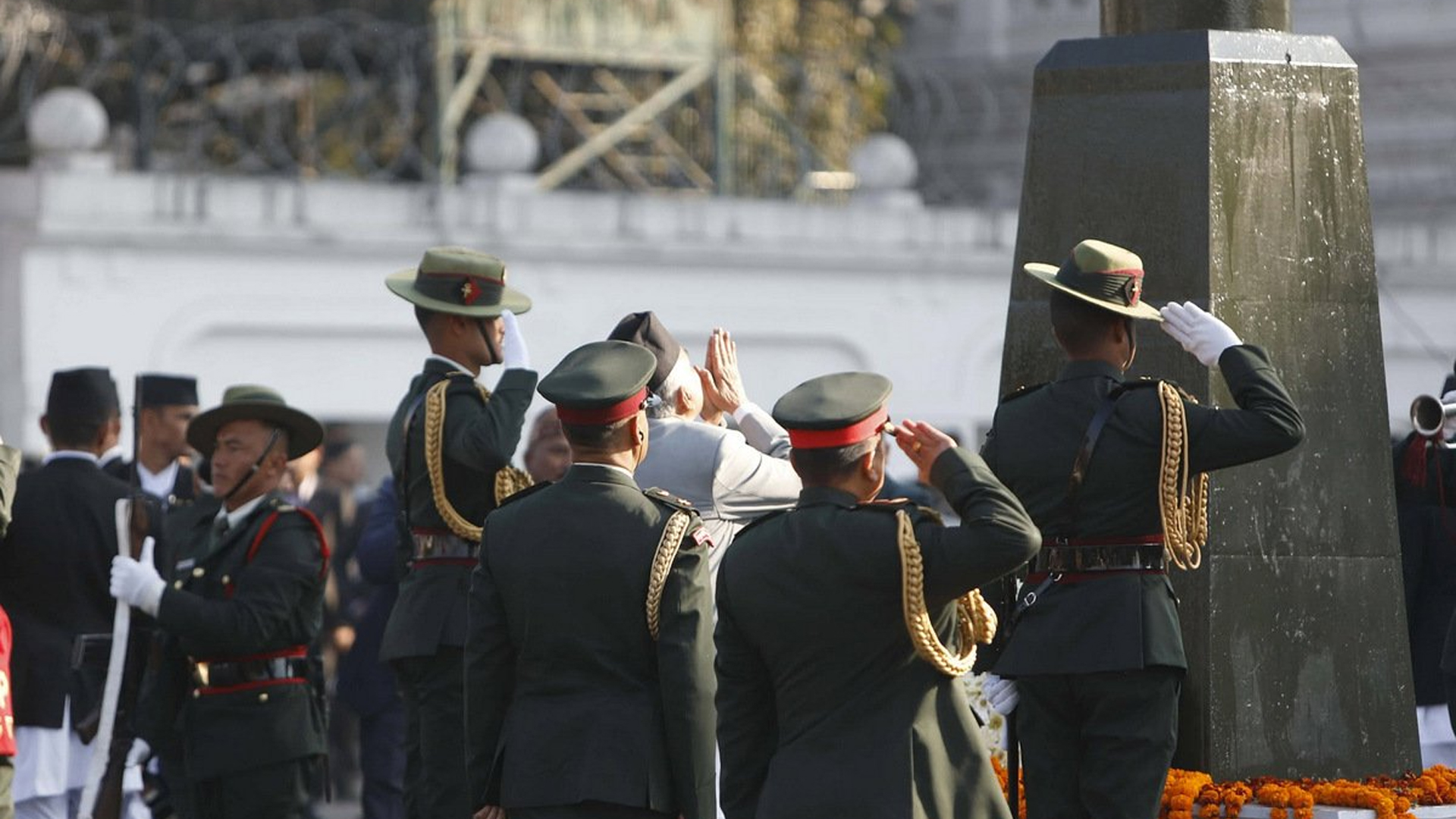 राष्ट्रपतिद्वारा पृथ्वीनारायण शाहको सालिकमा माल्यार्पण