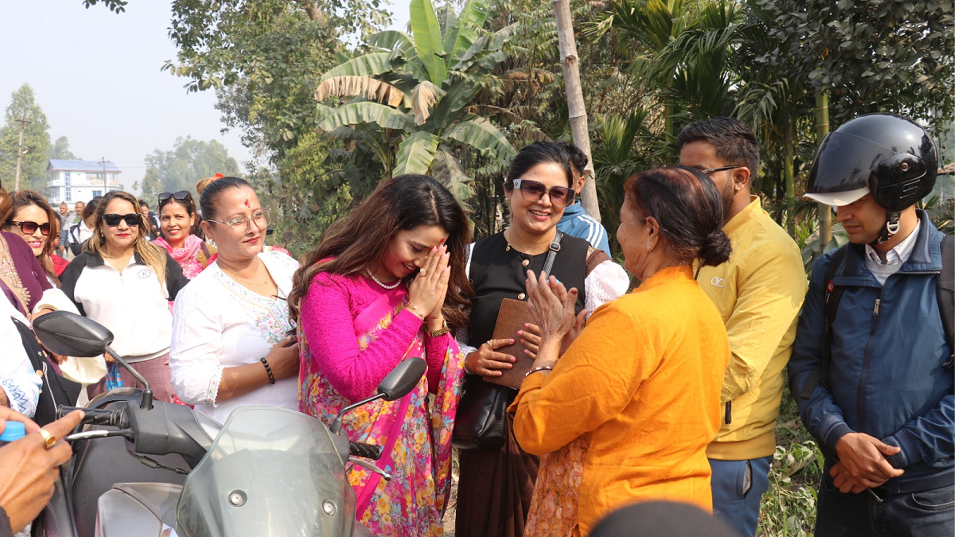 झापा–५ मा घरदैलो अभियानको नेतृत्वमा बालेन–पत्नी